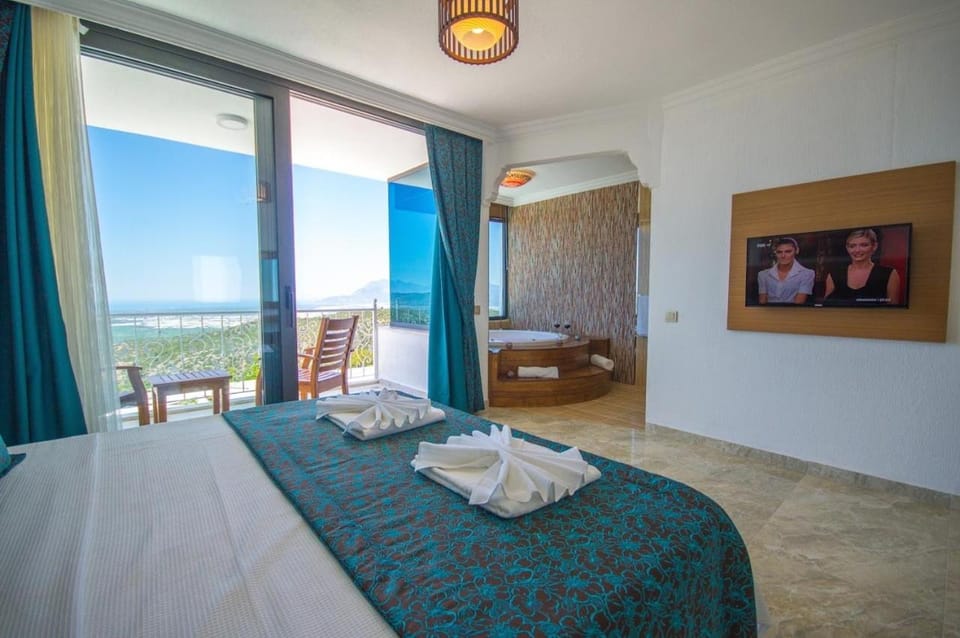 Bed, TV and multimedia, Photo of the whole room, Bedroom, towels