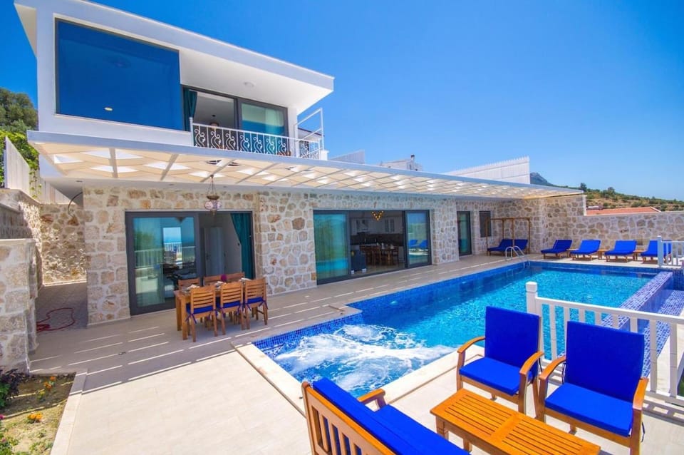 Property building, Patio, Day, Pool view, Swimming pool, sunbed