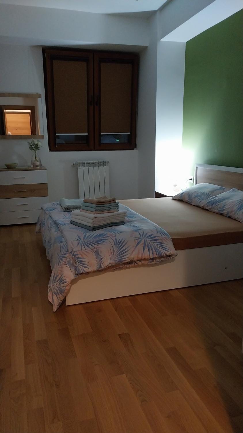 Bed, Photo of the whole room, Bedroom, internet, towels