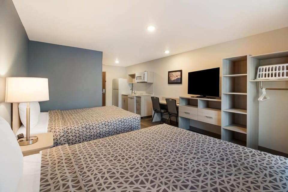 Bed, TV and multimedia, Kitchen or kitchenette, Photo of the whole room