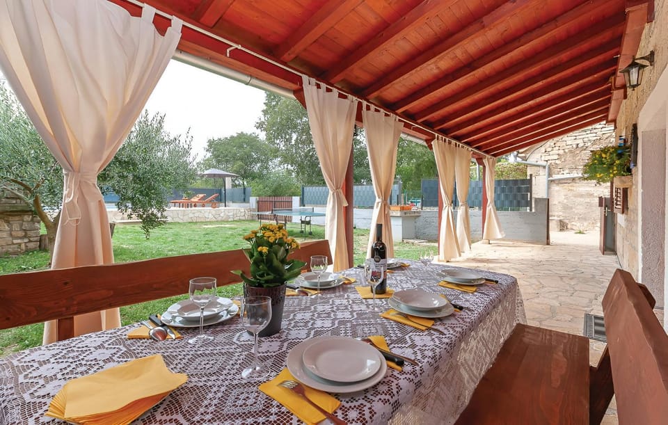 Patio, Day, Garden, Dining area, Garden view