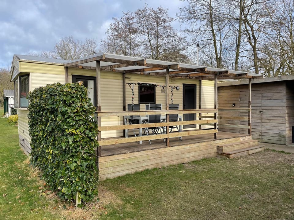 Chalet Buitengewoon Chalet in Friesland, Netherlands