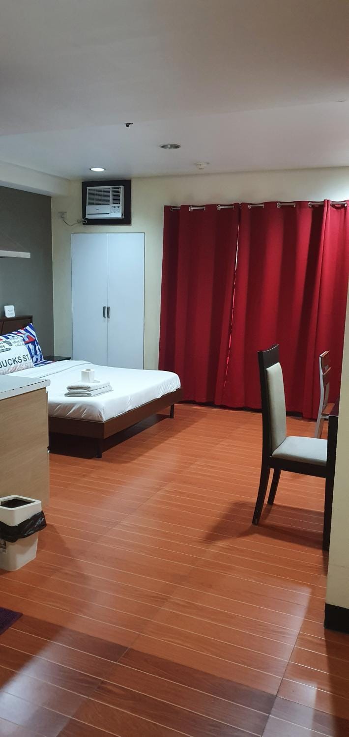 Bed, TV and multimedia, Photo of the whole room
