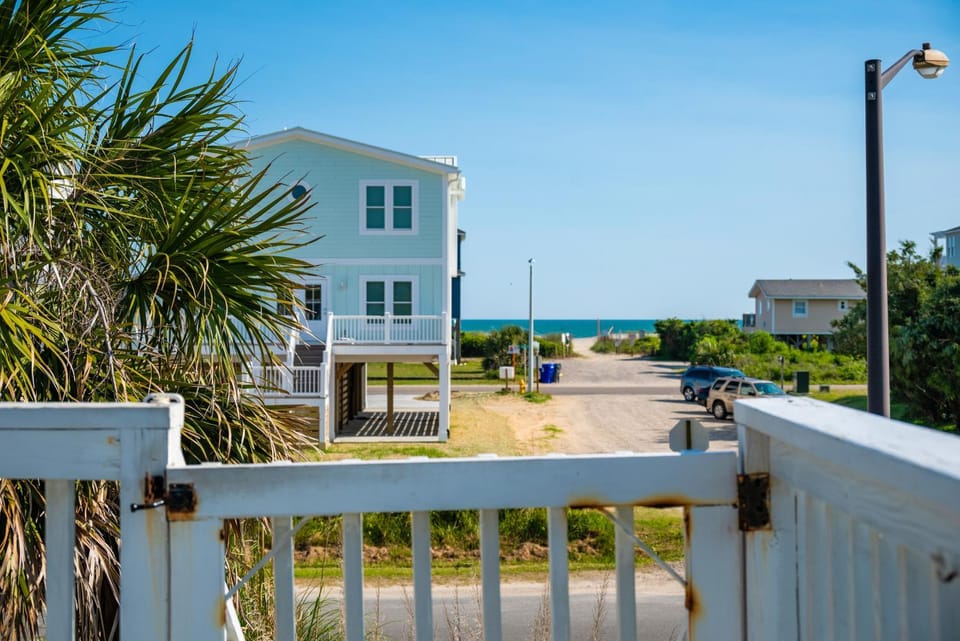 200 Steps To Somewhere by Oak Island Accommodations House in Oak Island