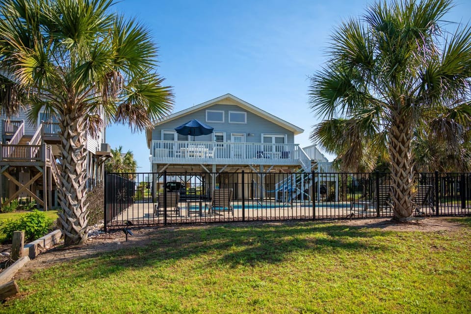 200 Steps To Somewhere by Oak Island Accommodations House in Oak Island