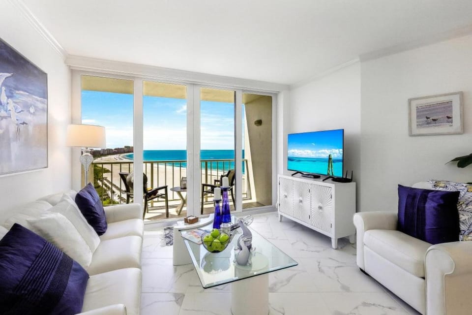 Modern beachfront condo with pool, gym and tennis House in Marco Island