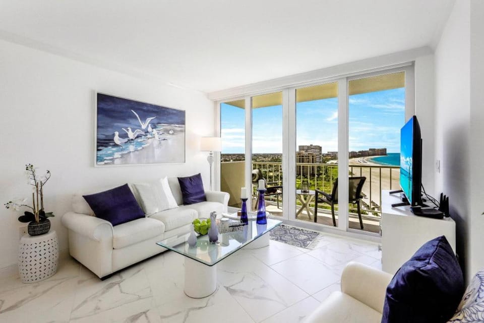 Modern beachfront condo with pool, gym and tennis House in Marco Island