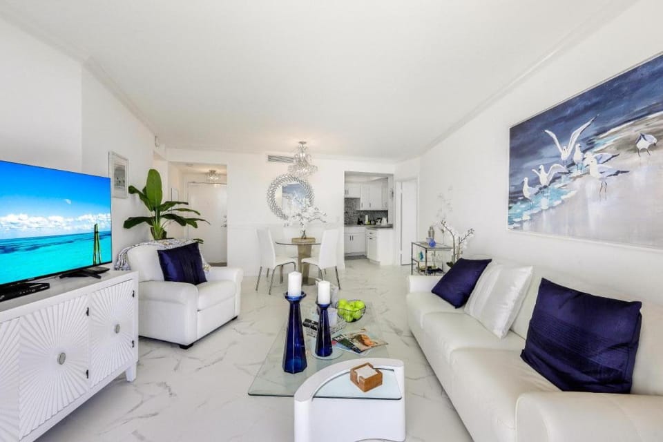 Modern beachfront condo with pool, gym and tennis House in Marco Island