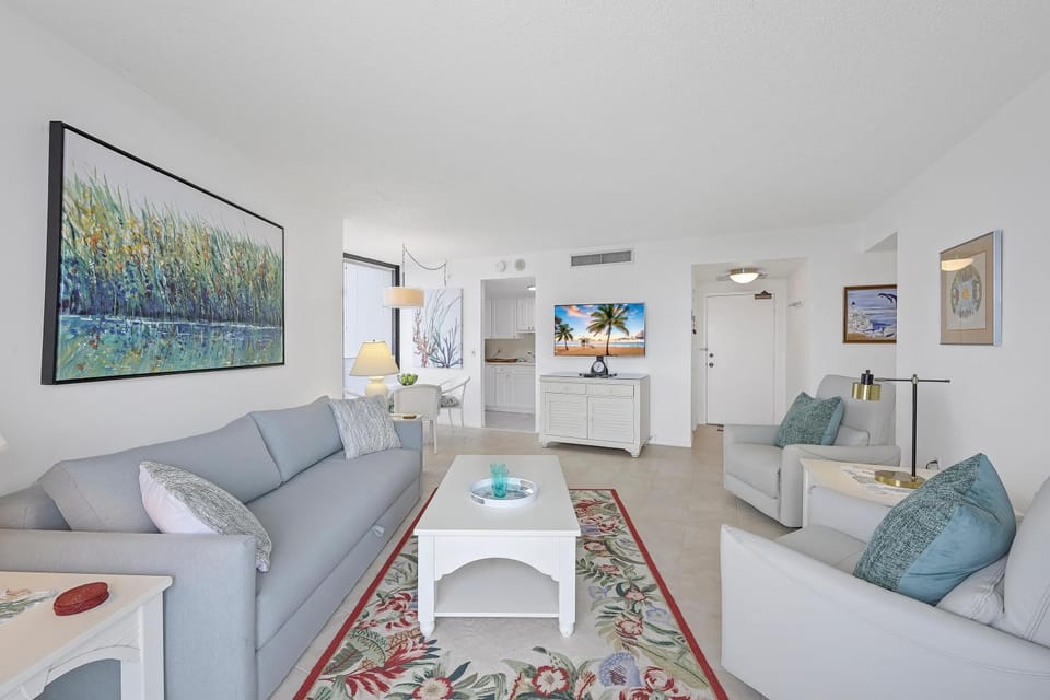 Beachfront condo with pool, tennis and fitness center House in Marco Island