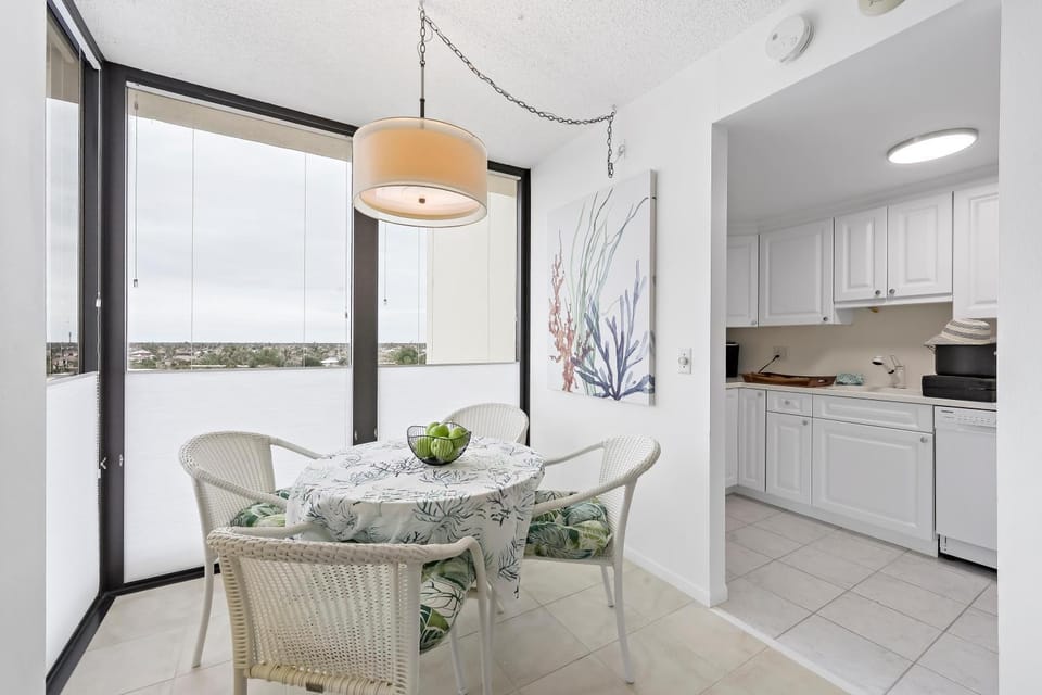 Beachfront condo with pool, tennis and fitness center House in Marco Island