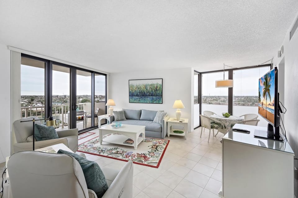 Beachfront condo with pool, tennis and fitness center House in Marco Island