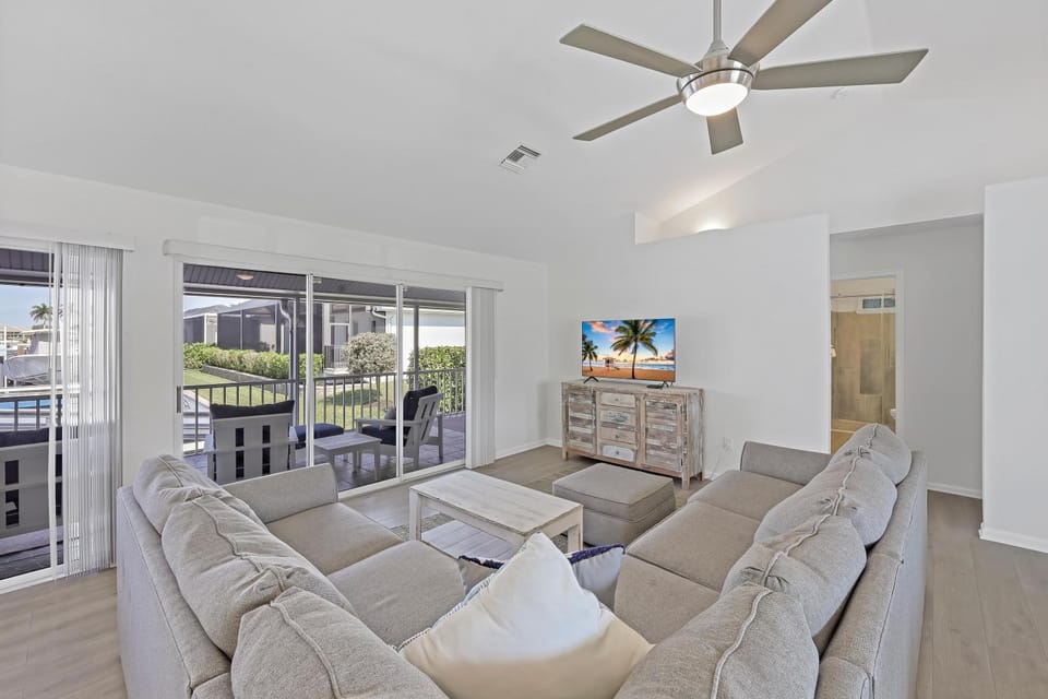 Waterfront home with pool, hammock and oversized yard House in Marco Island