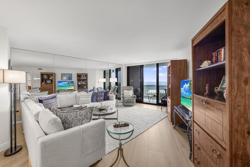 Beachfront condo with pool, gym, and pickleball House in Marco Island