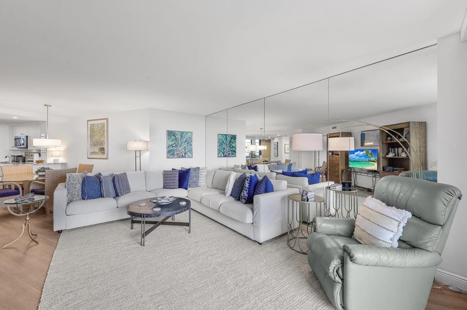 Beachfront condo with pool, gym, and pickleball House in Marco Island