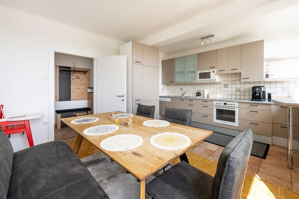 Coffee/tea facilities, Kitchen or kitchenette, Living room, Seating area, Dining area, Landmark view, dishwasher, microwave, oven, stove, toaster