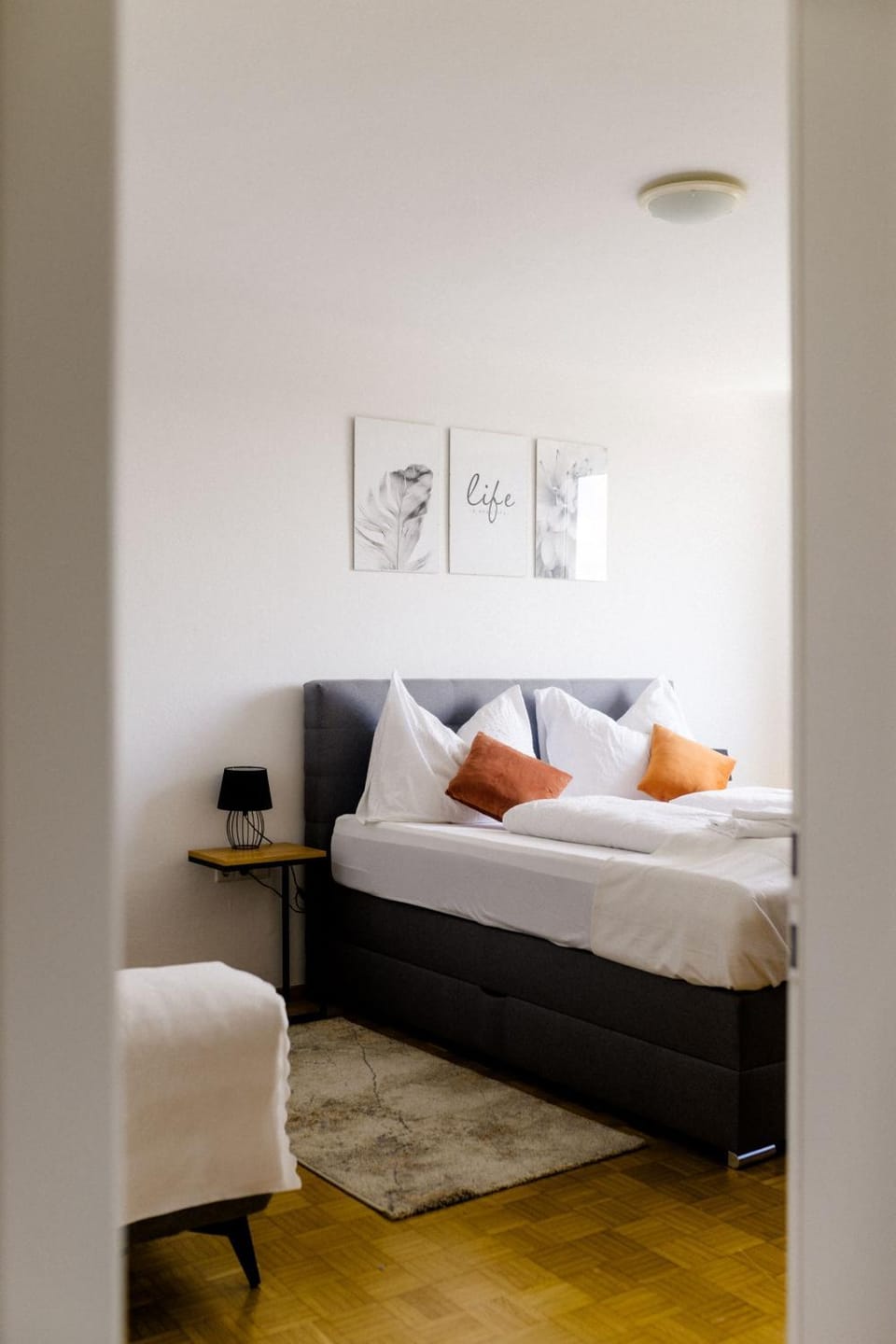 Bed, Photo of the whole room, Seating area, Bedroom