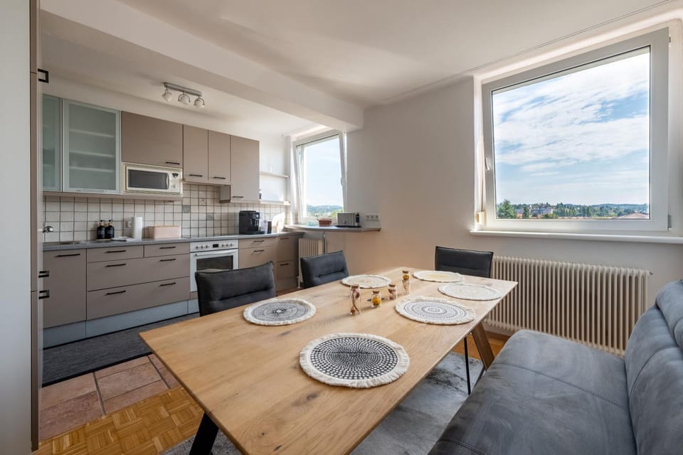 View (from property/room), Kitchen or kitchenette, Seating area, Dining area, Landmark view, stove