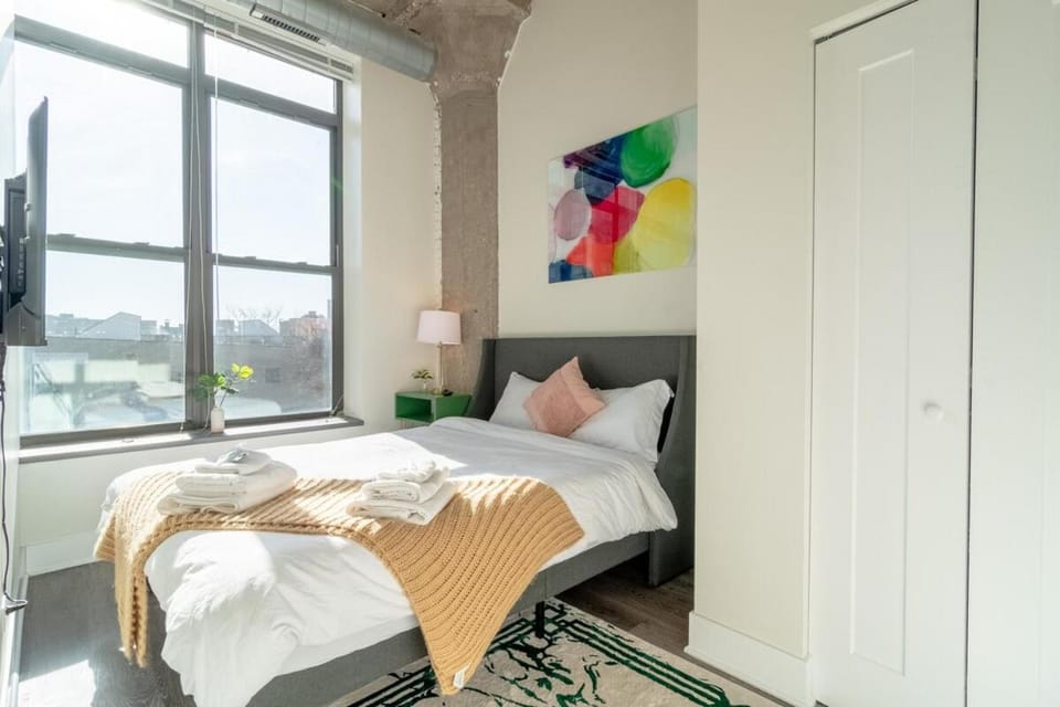McCormick Place Stylish Corner Suite with Optional Parking and Gym Access Sleep 6 in South Loop Chicago Apartment in South Loop