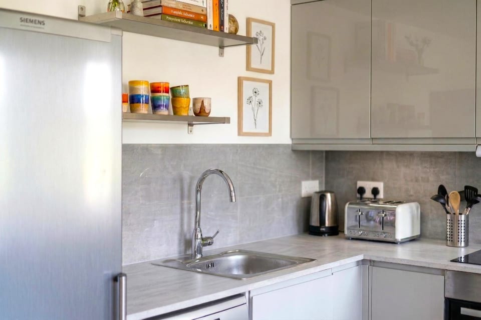 Coffee/tea facilities, Kitchen or kitchenette, dishwasher, stove, toaster