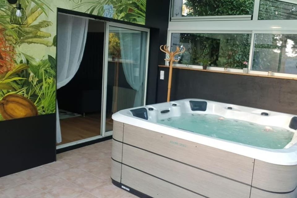 Patio, Spa and wellness centre/facilities