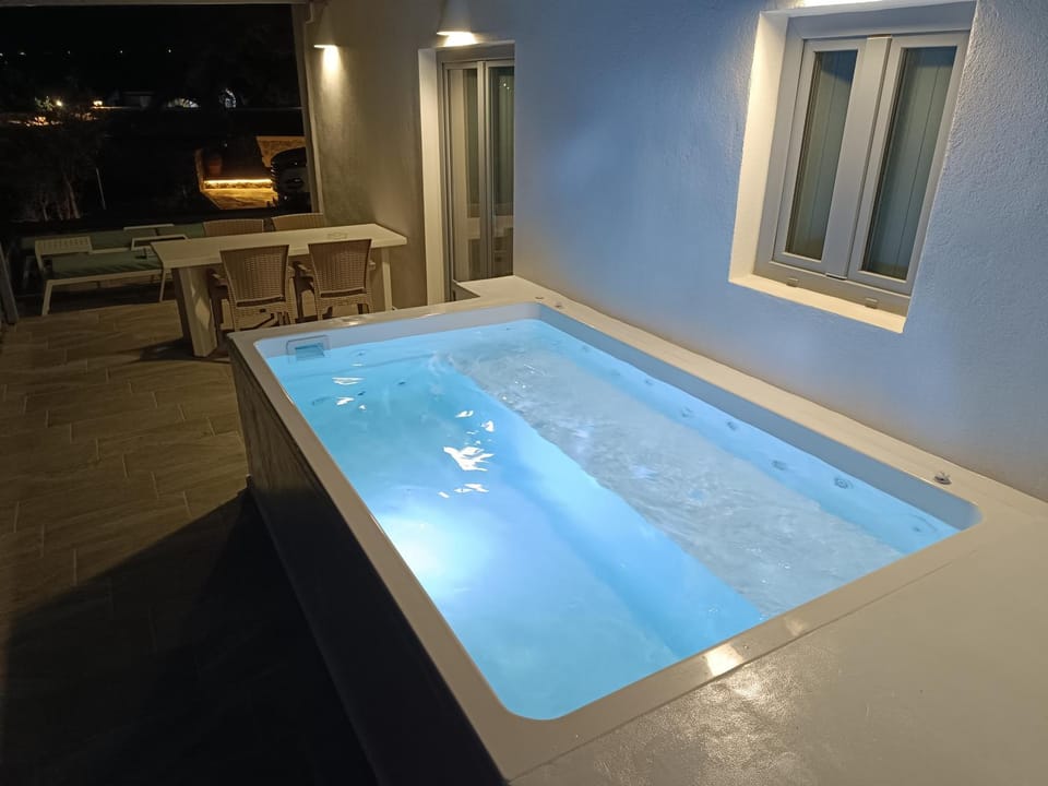 Night, Hot Tub