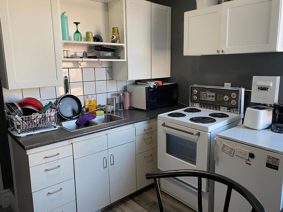 Kitchen or kitchenette, minibar, toaster