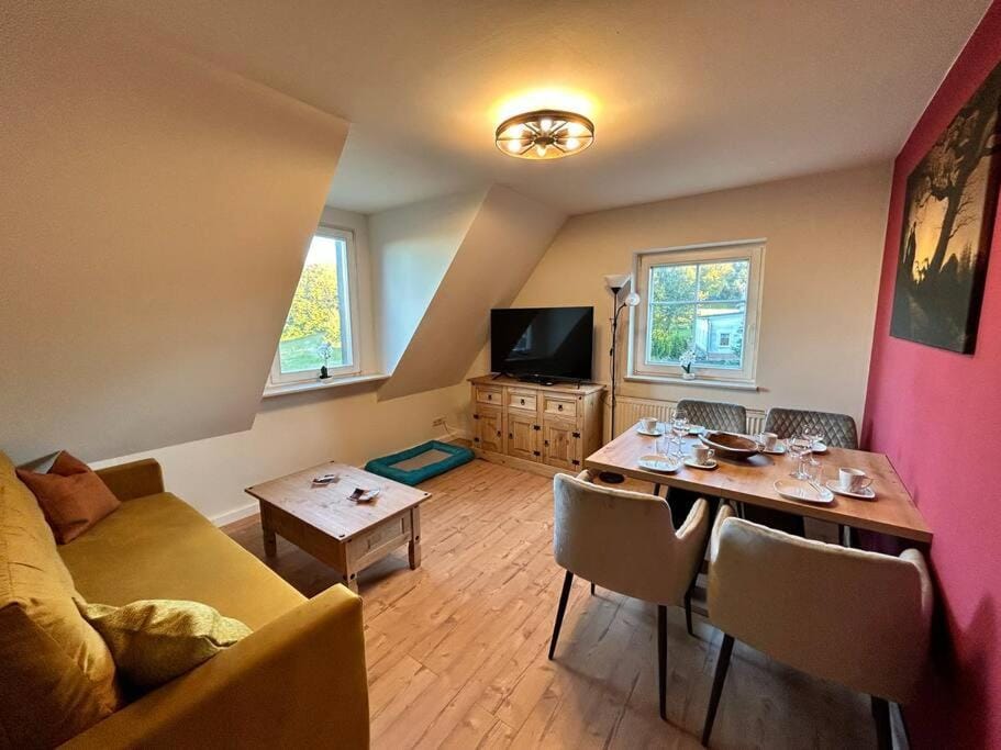 Communal lounge/ TV room, TV and multimedia, Living room, Seating area, Dining area