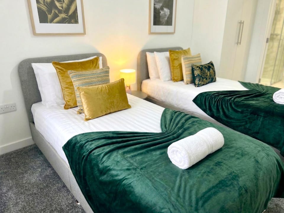 Bed, Photo of the whole room, Bedroom, towels
