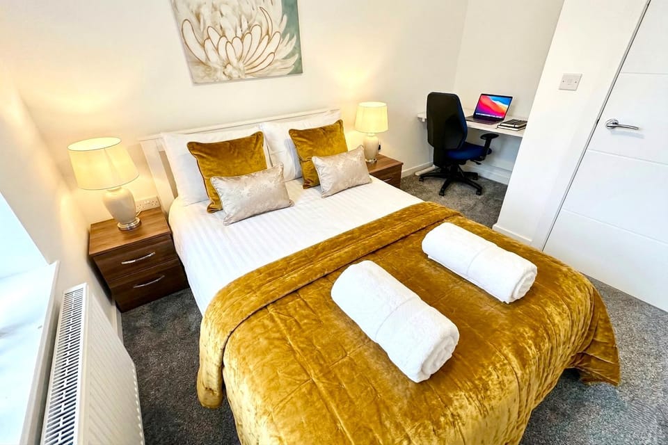 Bed, Bedroom, towels