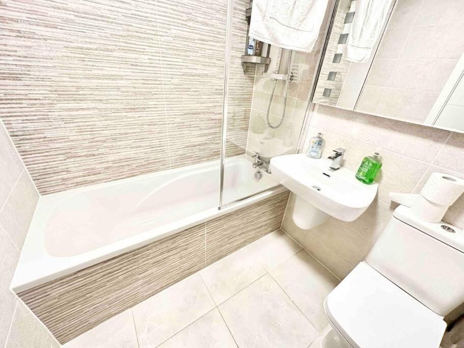 Shower, Toilet, Bathroom, Bath, towels