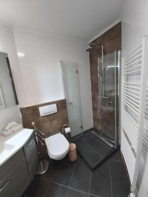 Modern 2-Room Apartment in Hockenheim with Free Parking, Wi-Fi & Reinigung Service Apartment in Hockenheim
