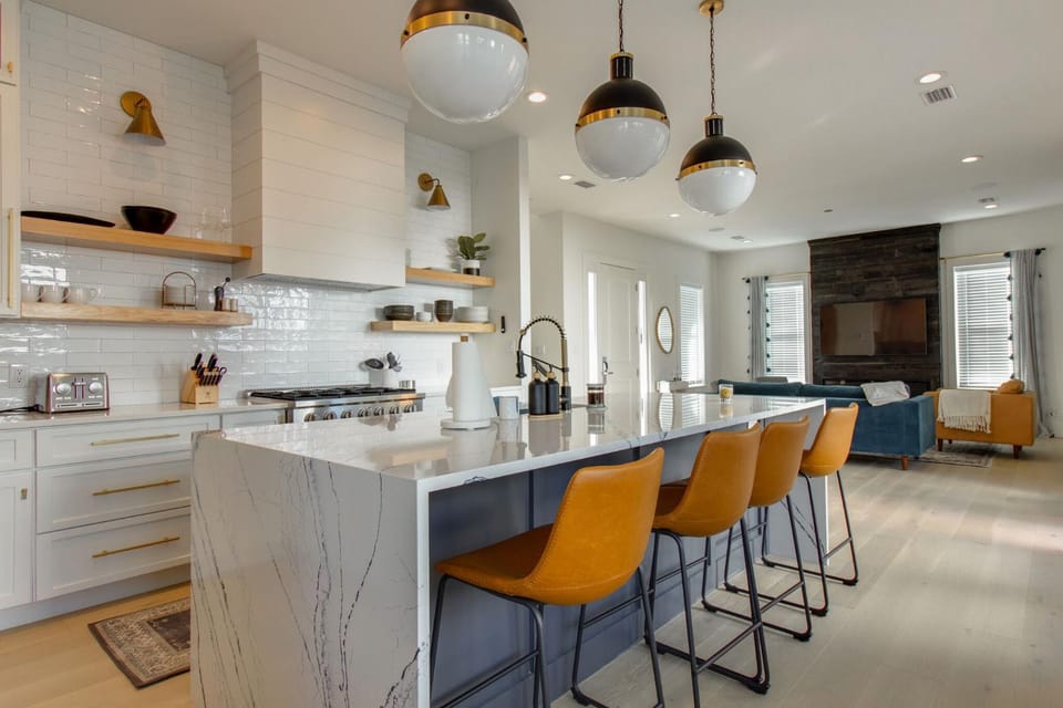 Kitchen or kitchenette, Dining area, stove