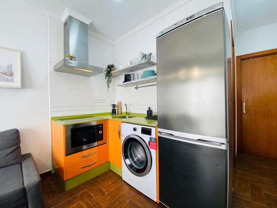 Kitchen or kitchenette, minibar, washing machine
