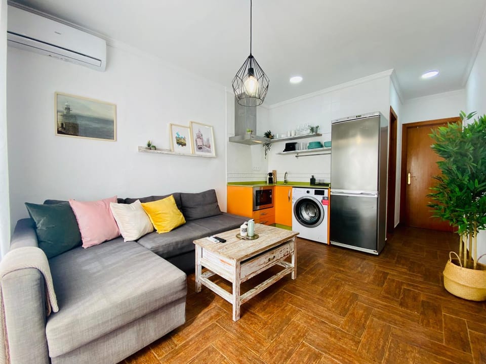 Kitchen or kitchenette, Living room, Seating area, minibar, air conditioner