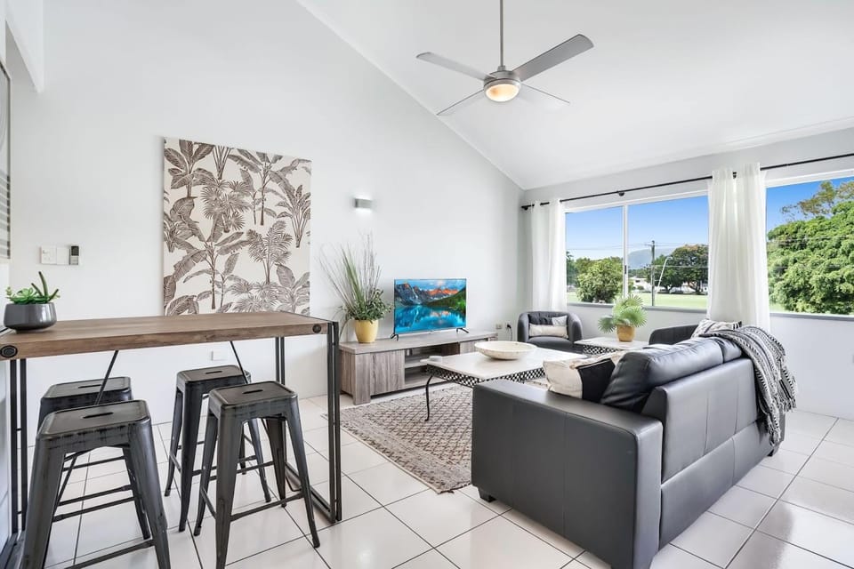 Leumeah - A Modern Townhouse in Cairns House in Cairns