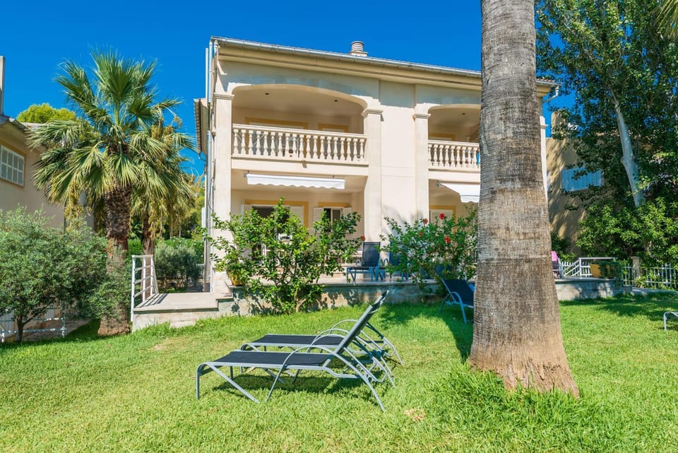 Property building, Patio, Day, Garden, Balcony/Terrace, Garden view, sunbed