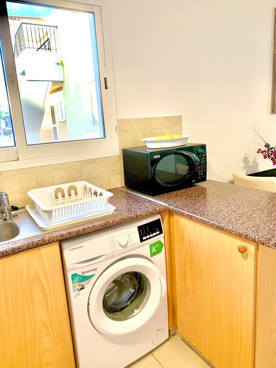 Kitchen or kitchenette, minibar, washing machine
