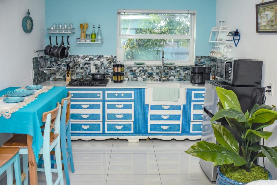 Coffee/tea facilities, Kitchen or kitchenette, microwave, stove