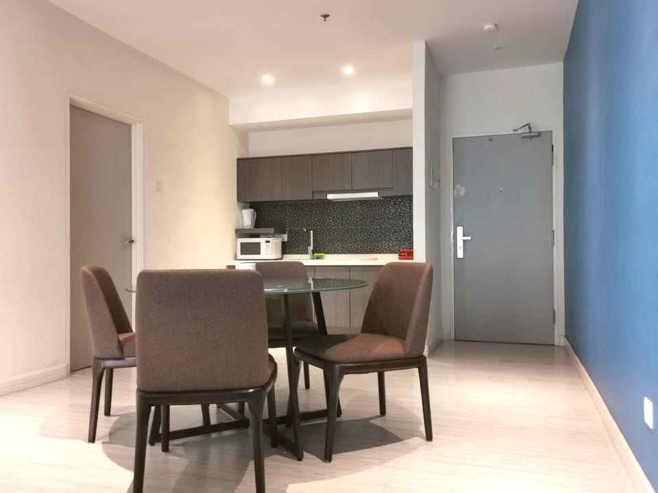 Kitchen or kitchenette, Dining area, minibar