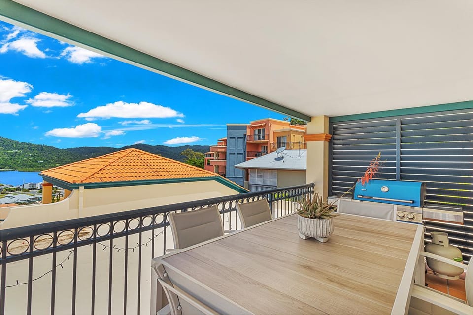 Property building, Patio, Day, Balcony/Terrace, Dining area, Sea view