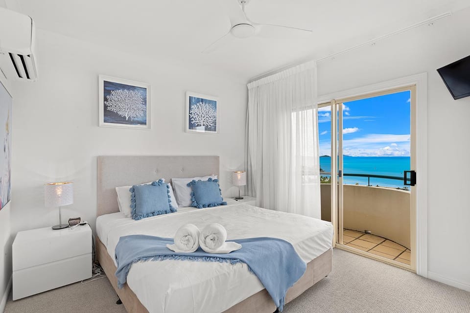 Bed, Bedroom, Sea view, towels, air conditioner