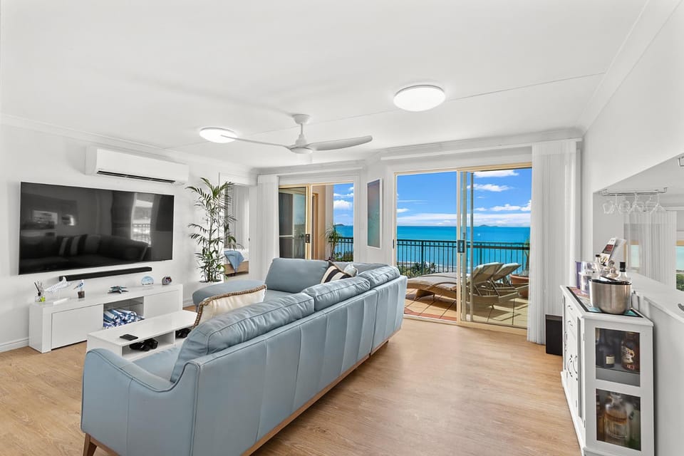 TV and multimedia, Living room, Seating area, Evening entertainment, Sea view