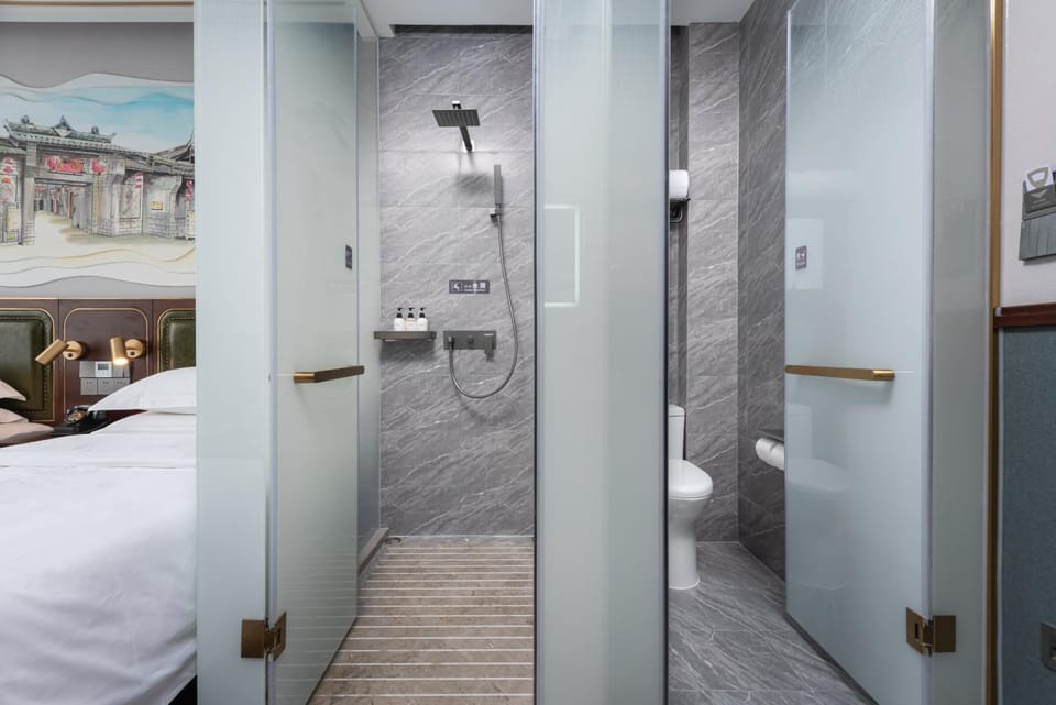 Shower, Toilet