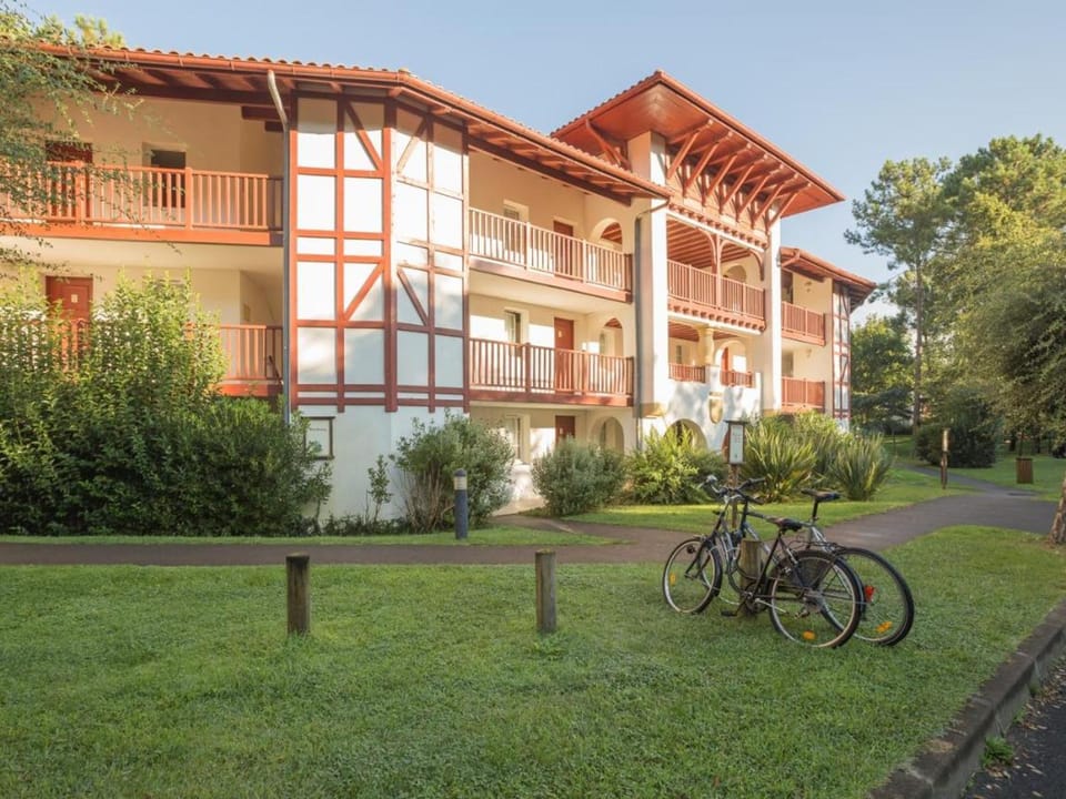 Appartement à Biscarrosse avec Piscine, Boulodrome et Terrasse – 7 Personnes, Ménage Inclus - FR-1-319-497 Apartment in Biscarrosse