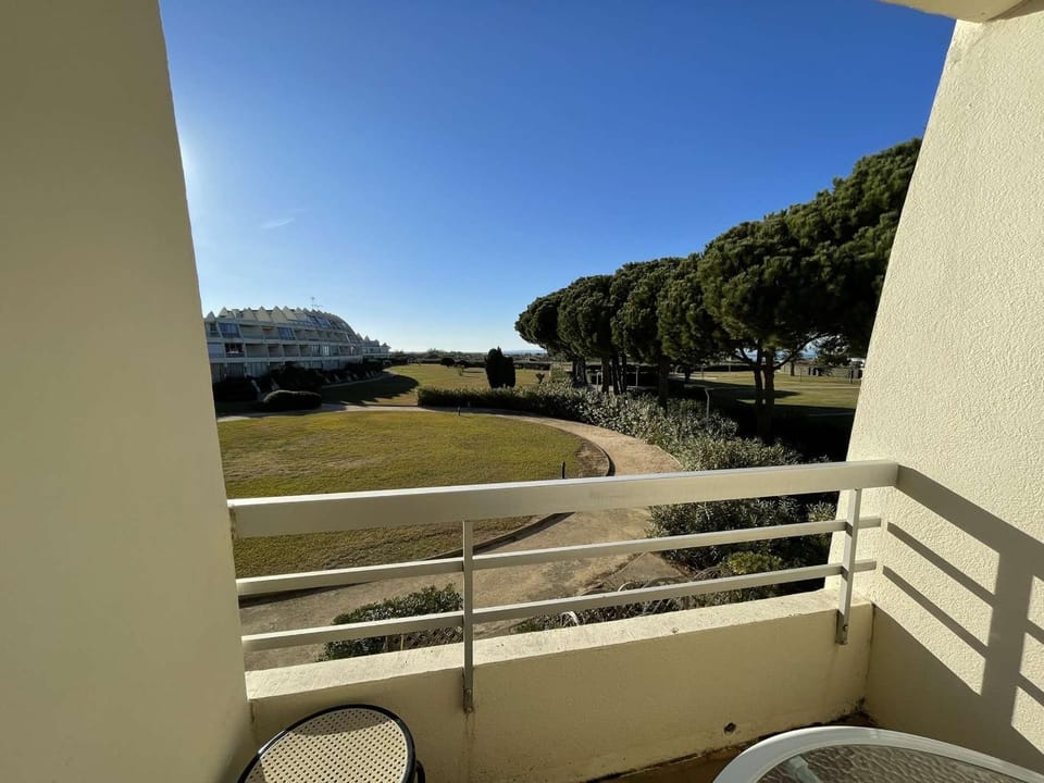 Studio Cabine 4 Couchages avec Terrasse et Parking Privé, Accès Direct Plage - Port Camargue - FR-1-250-245 Cabin in Le Grau-du-Roi