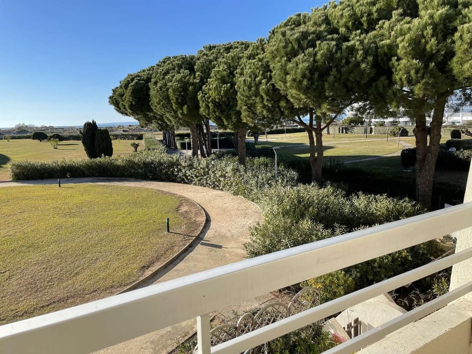 Studio Cabine 4 Couchages avec Terrasse et Parking Privé, Accès Direct Plage - Port Camargue - FR-1-250-245 Cabin in Le Grau-du-Roi