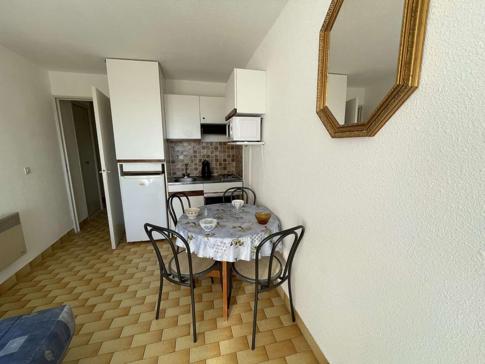 Studio Cabine 4 Couchages avec Terrasse et Parking Privé, Accès Direct Plage - Port Camargue - FR-1-250-245 Cabin in Le Grau-du-Roi