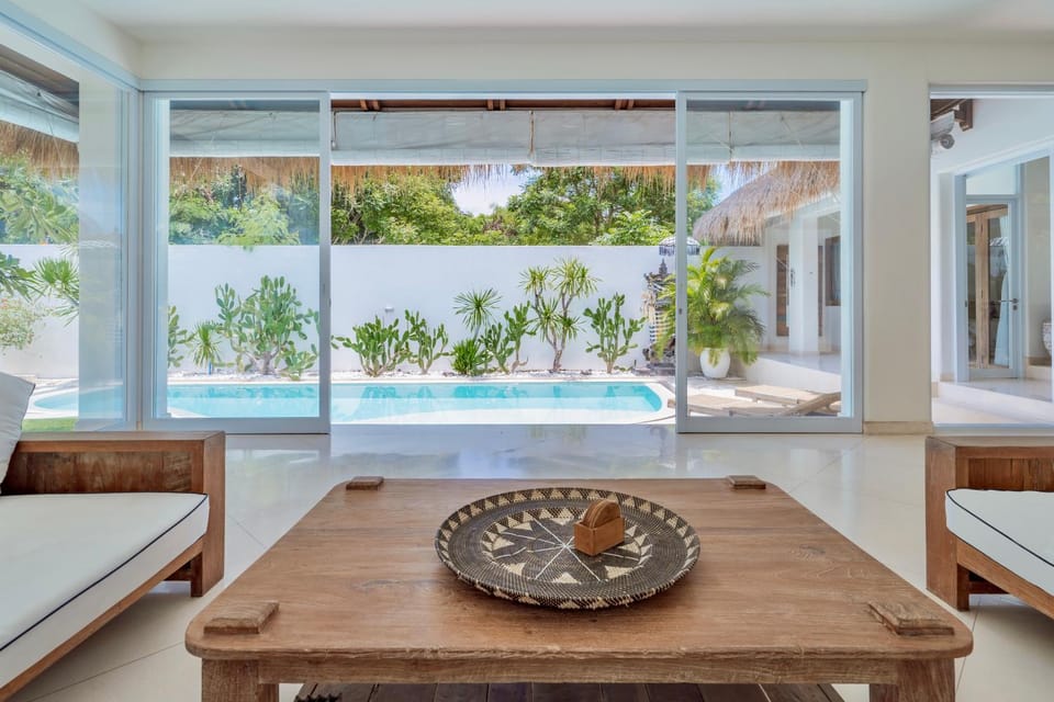 Villa Alba, Berawa, Large Private 4BR Villa Near the Beach Villa in North Kuta