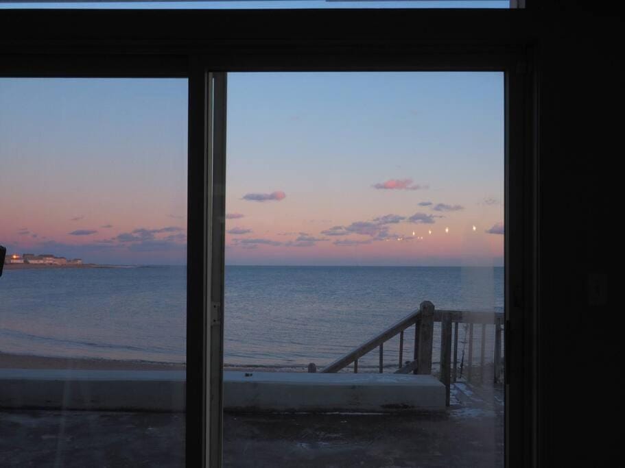 Casa al Mare Beachfront Retreat King Bed Near Yale Villa in East Haven