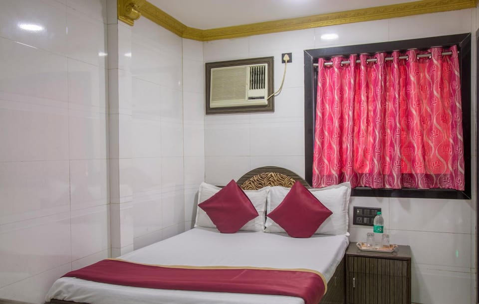 Bed, Photo of the whole room, Bedroom, air conditioner